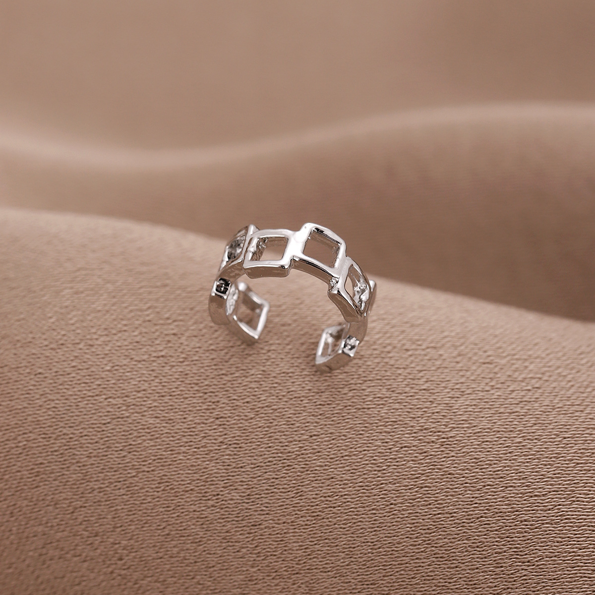 Estilo coreano personalizado pendientes simples de alta calidad en forma de U irregular clip de oreja cuadrada simple clip de hueso de oreja sin oreja al por mayor