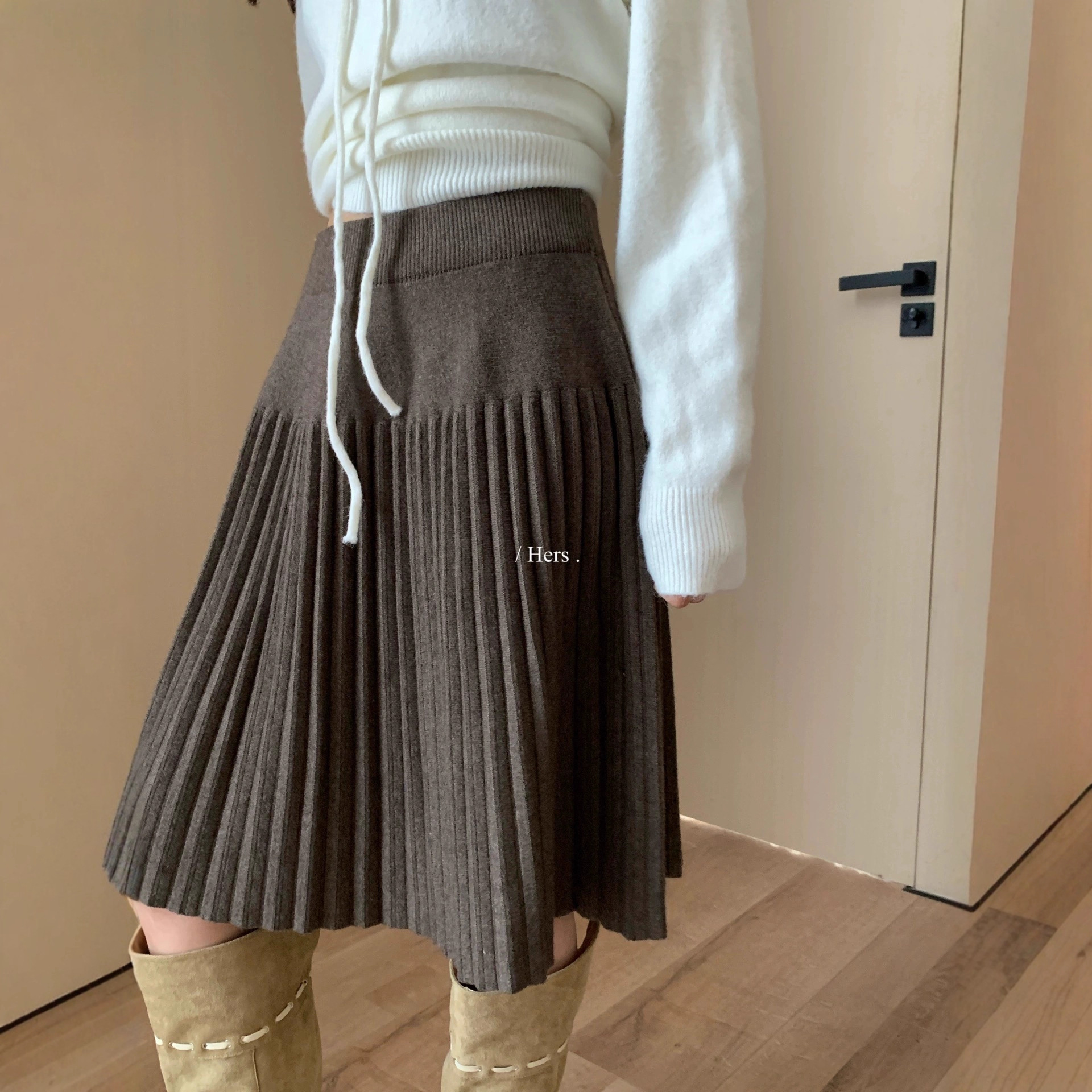 Knitted Skirt for Women, Autumn and Winter 2026 New Style, High-Waisted, Slimming, Hip-Covering, Woolen Skirt with Drape Effect, A-Line Pleated Midi Skirt