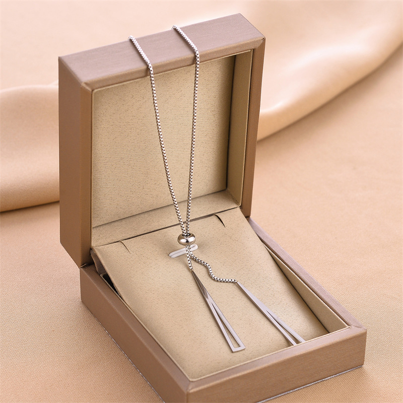 Collar de acero de titanio para mujeres simple y versátil estilo ligero de lujo nicho diseño de alta calidad no decoloración joyería de cadena de clavícula al por mayor