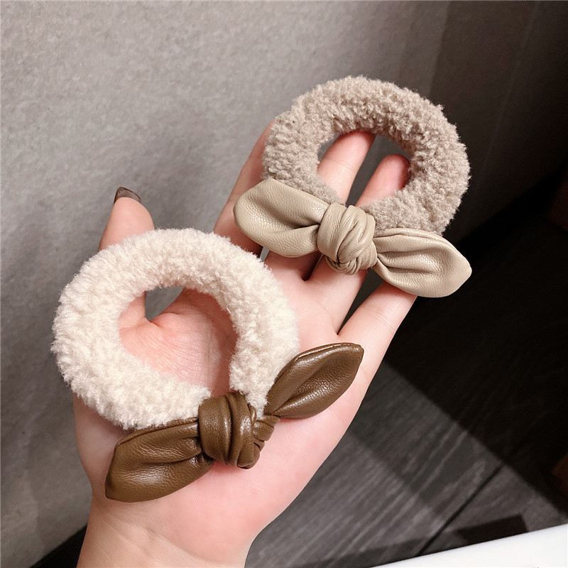 Kleiner Duftender Haarring Koreanisches Temperament Damen Wind Haarseil Handgemachte Pu-haut Bb Clip Krawatte Haar Gummiband Kopfs Eil Weibliche Haarnadel display picture 3