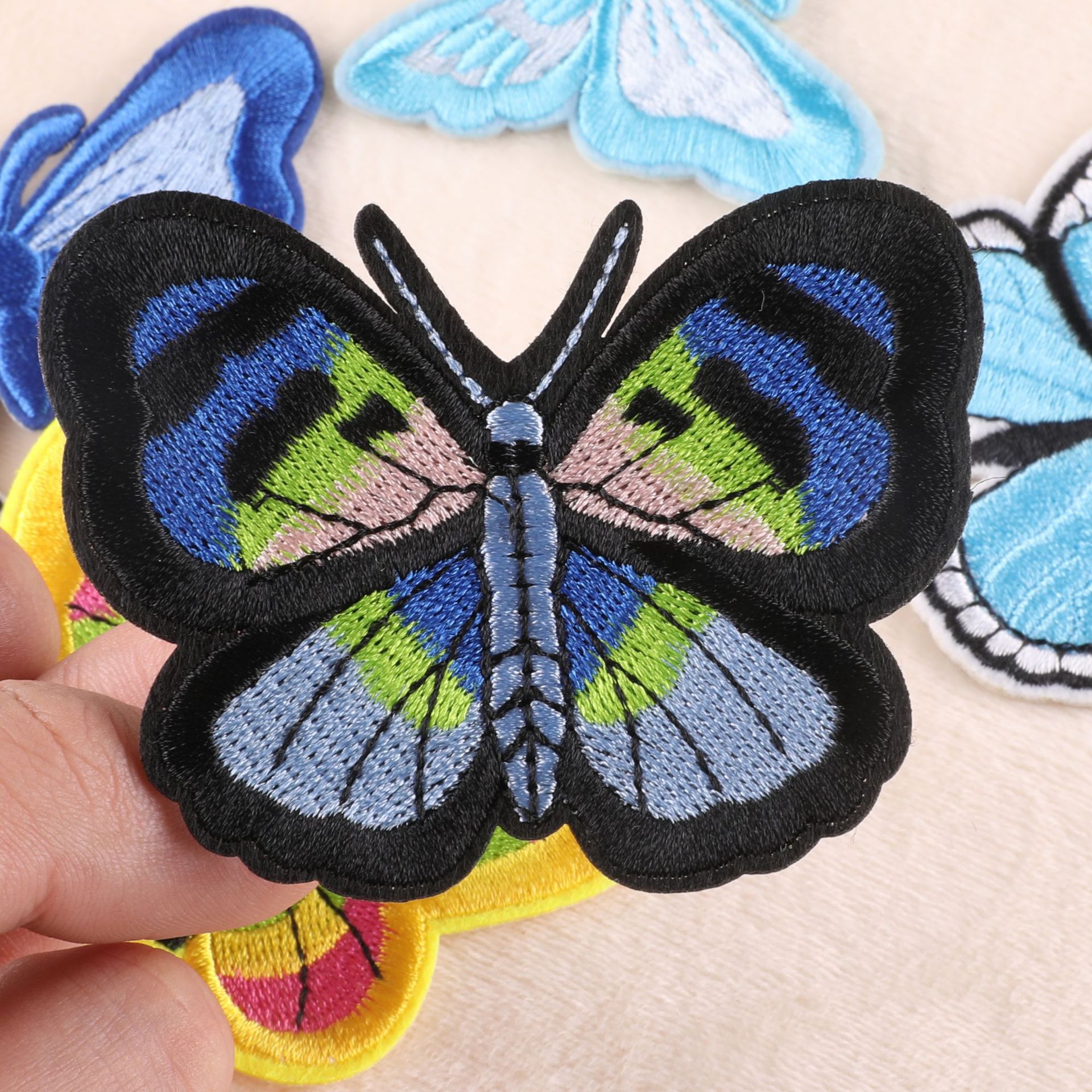 Miles de tiendas de bordado de computadora, aditivos de ropa, mariposas de animales, parches DIY, emblemas bordadas, pegatinas de tela.