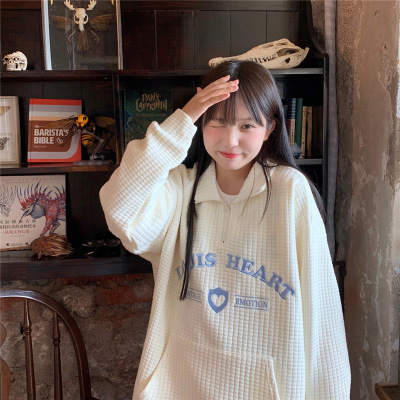 Polo de otoño 2026 con diseño de gofre y cuello vuelto, sudadera oversize bordada para mujer, top para parejas.
