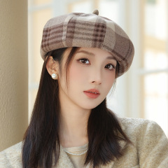 2025 韓国版の新しい女性用帽子、チェック柄の八角形の帽子、英国スタイルの顔が見える小さなペインターハット、カジュアルで多用途なベレー帽
