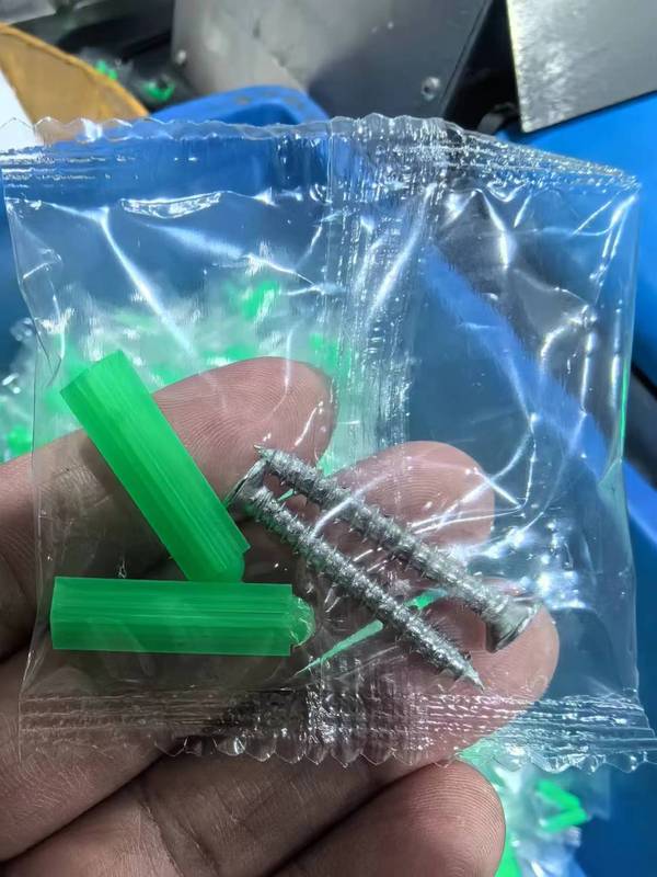 緑色のプラスチック拡張チューブ、ゴム栓、ネジ袋、タッピングネジ、電気製品、浴室家具、壁ネジ、ゴム粒袋|undefined