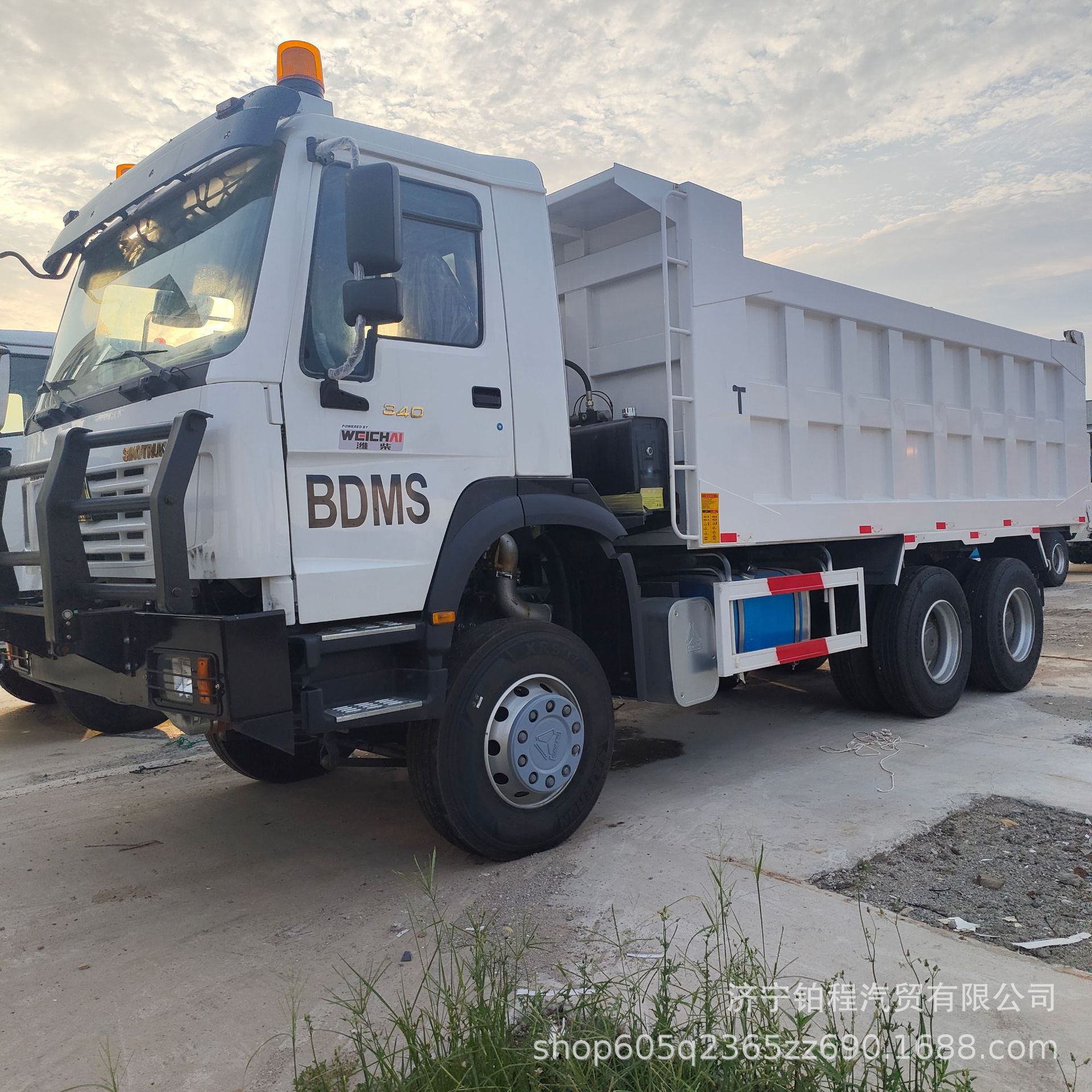 Direct export of Howo TX dump trucks for foreign trade, dump trucks for internal material transfer in sand and gravel yards, and dump trucks for yard transportation