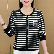 新款时尚洋气百搭条纹t恤女气质显瘦长袖女士上衣中年妈妈打底衫