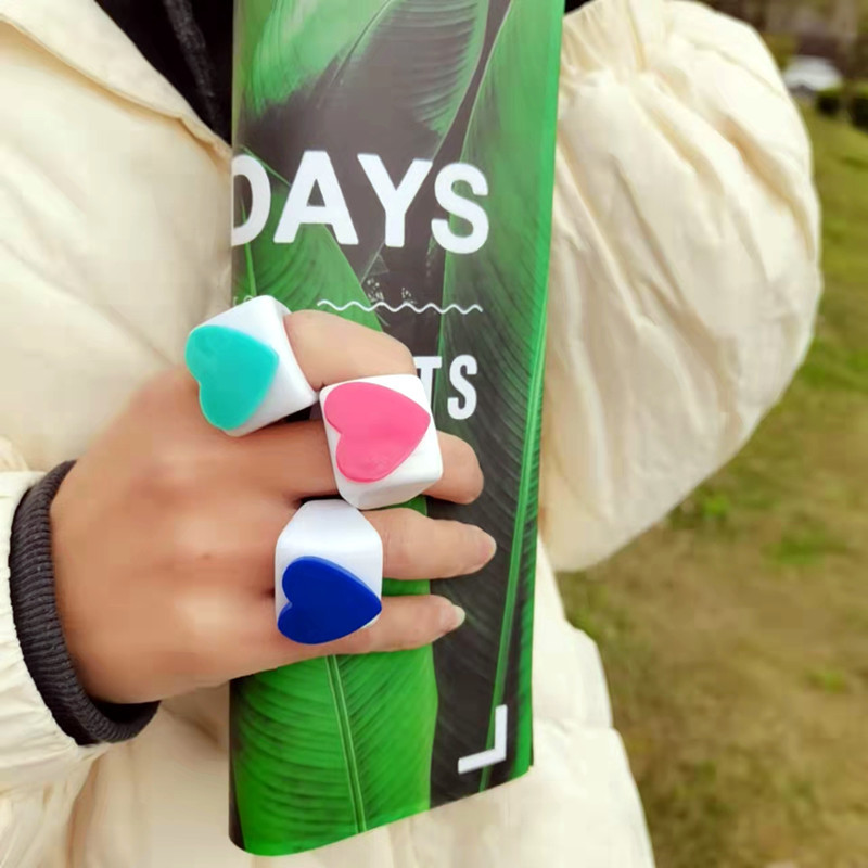 Fashion Heart Arylic Resin Unisex Rings display picture 2