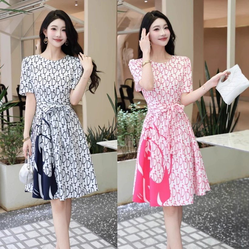 Миниатюрное девчачье расклешенное платье в европейском стиле с тяжелым буквенным принтом для лета, уменьшающее возраст женское платье с затягивающей талией.