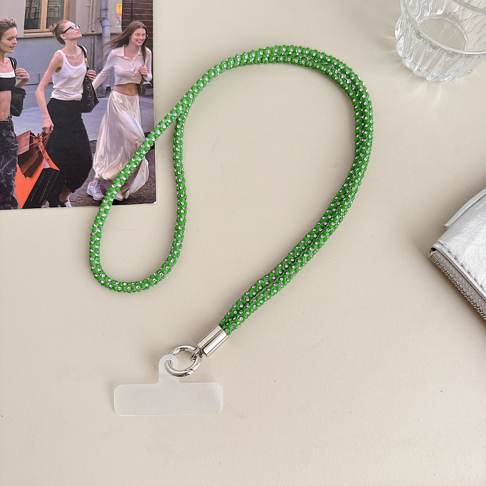 Cadena colgante de teléfono móvil de alta gama hecha a mano de boutique, sensación femenina de alta gama, lujo ligero, cadena colgante de diamante completo, cadena colgante de teléfono móvil de moda, sección larga y corta