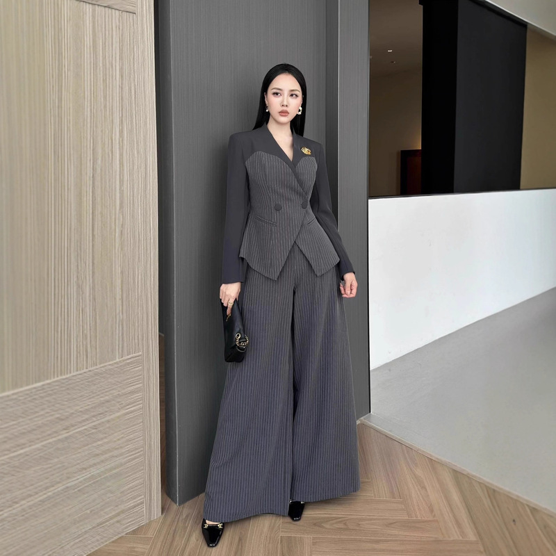 Retro Modern Gray and Black Pinstripes Suit with Golden Accessories Embellished with V Neck Design to Show the Elegant Goddess Style
