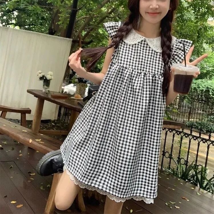Doll-Style Black and White Plaid Flutter-Sleeve Academy Dress for Students, Sweet and Loose-Fitting Summer Dress for Petite Figures Doll-Style Black and White Plaid Flutter-Sleeve Academy Dress for Students, Sweet and Loose-Fitting Summer Dress for Petite Figures
