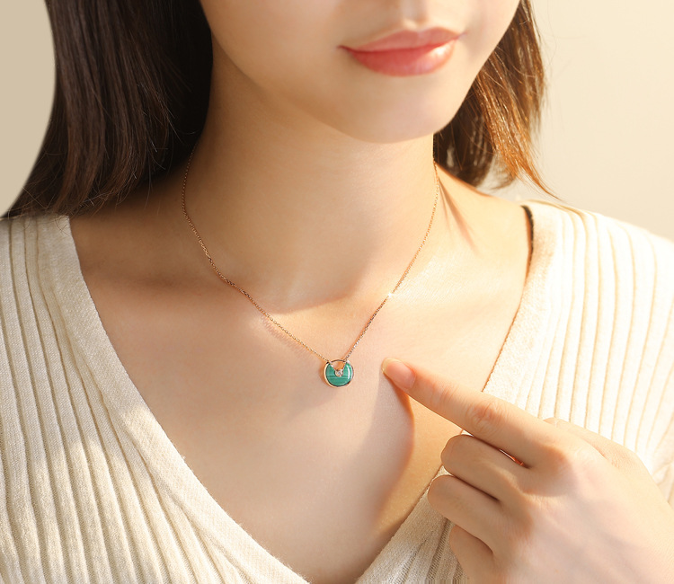 Designer Style Amulet Necklace with White Fritillaria, Red and Black Agate Round Pendant, Collar Chain Necklace_voghion.com