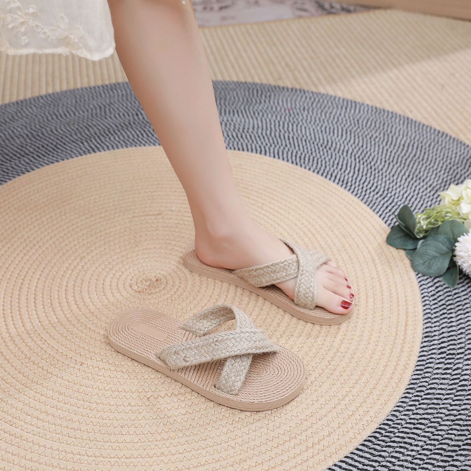 Zapatillas de mujer estilo chanel zapatillas de verano nuevas zapatillas de correa cruzada ropa exterior de mujer zapatos de playa de cuña plana zapatos de estilo del sudeste asiático