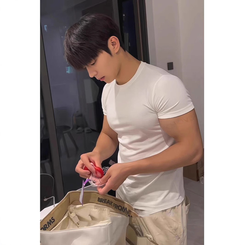 Tight-Fitting Short-Sleeve T-Shirt with a Small Neckline for Muscular Men, Wide Shoulders, Waist-Cinching, Three-Quarter Length, Ice Silk Cotton, Quick-Dry, Trendy