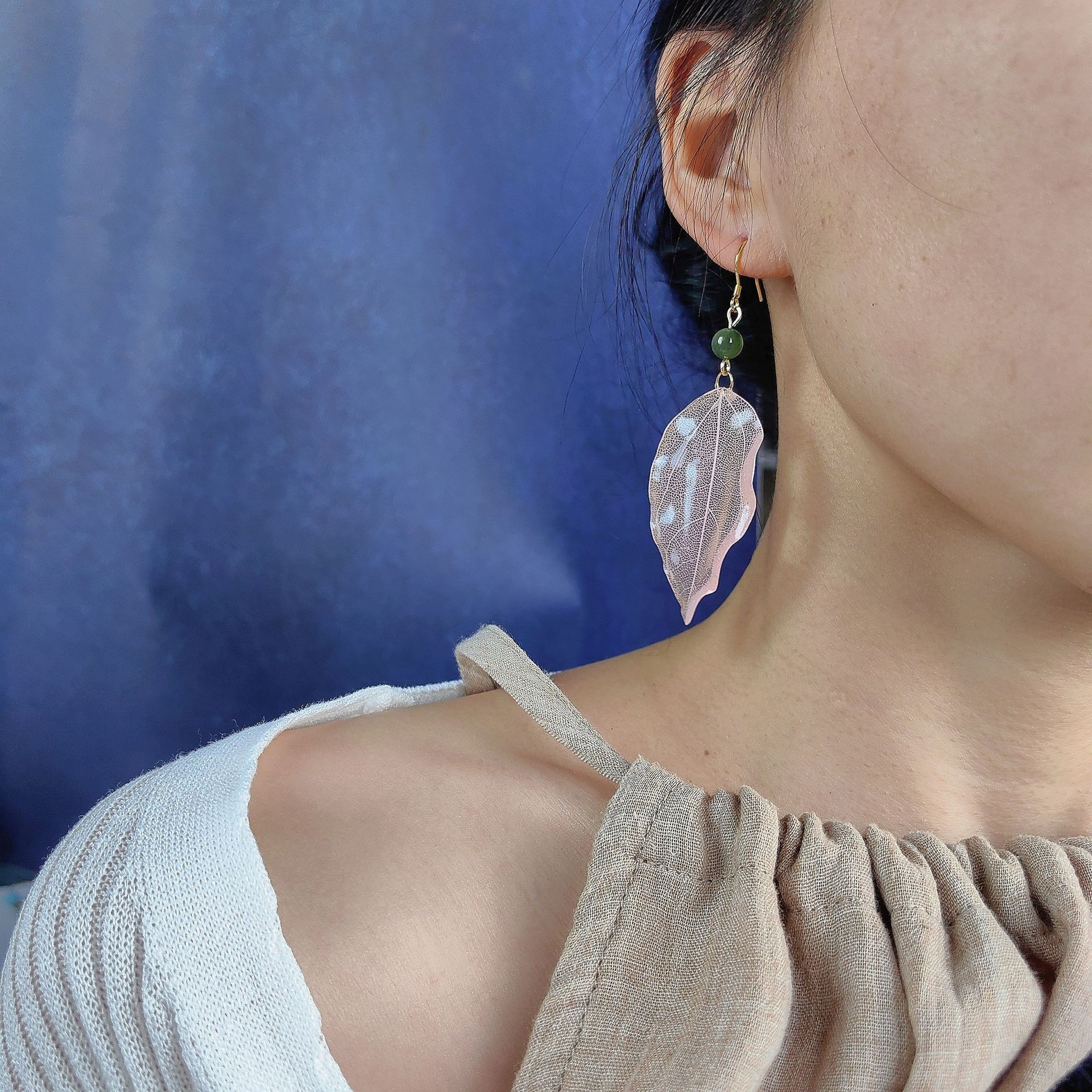 라이트 핑크색 14k 금으로 채워진 이어한 쌍