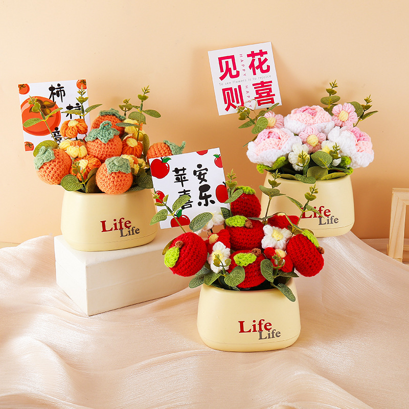完成した手織りのひまわりとイチゴの鉢植えの装飾品、模擬花、友人、母親、ガールフレンドへの誕生日プレゼントとして|undefined