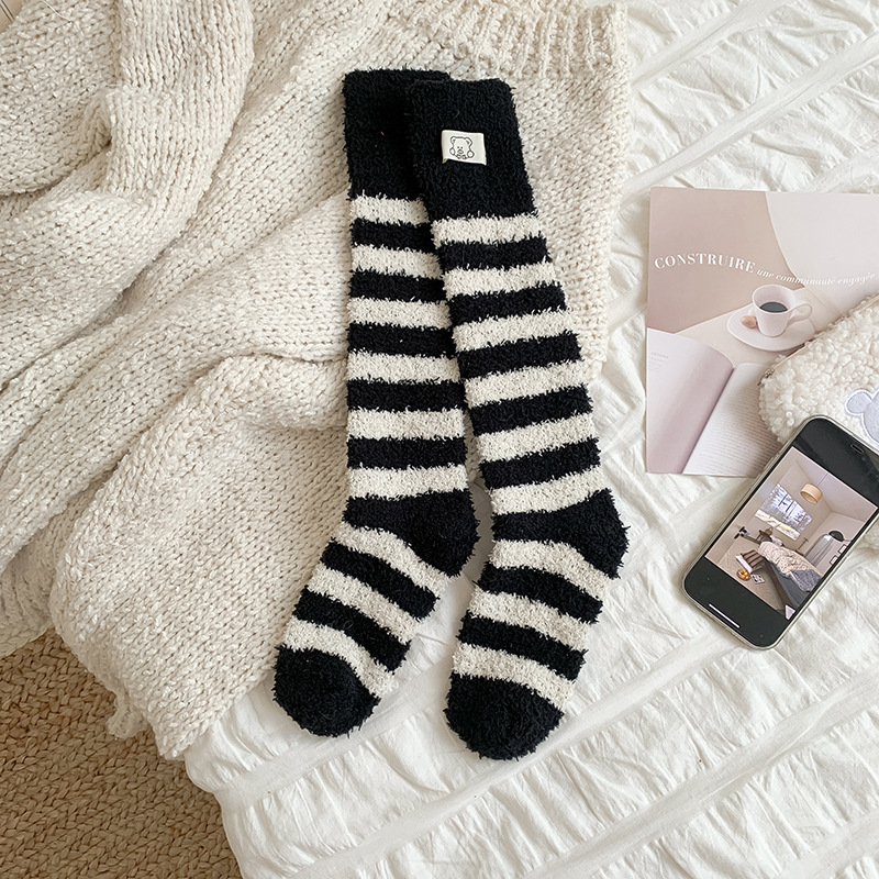 Otoño y invierno calcetines de pantorrilla de lana de coral con calcetines de lana gruesas de tela caliente elevados calcetines de lana de piso para dormir