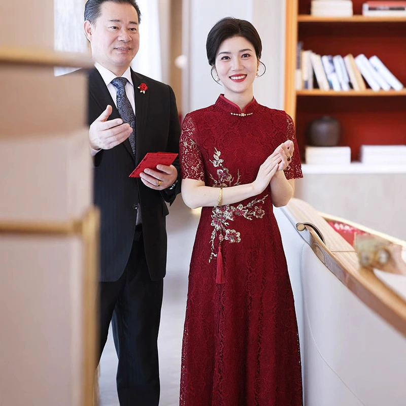 Наряд для свадебного банкета для свекрови для женщин, новое свадебное платье для матери лета 2025 года, платье Cheongsam, облегающее кружевное платье с разрезом на талии.