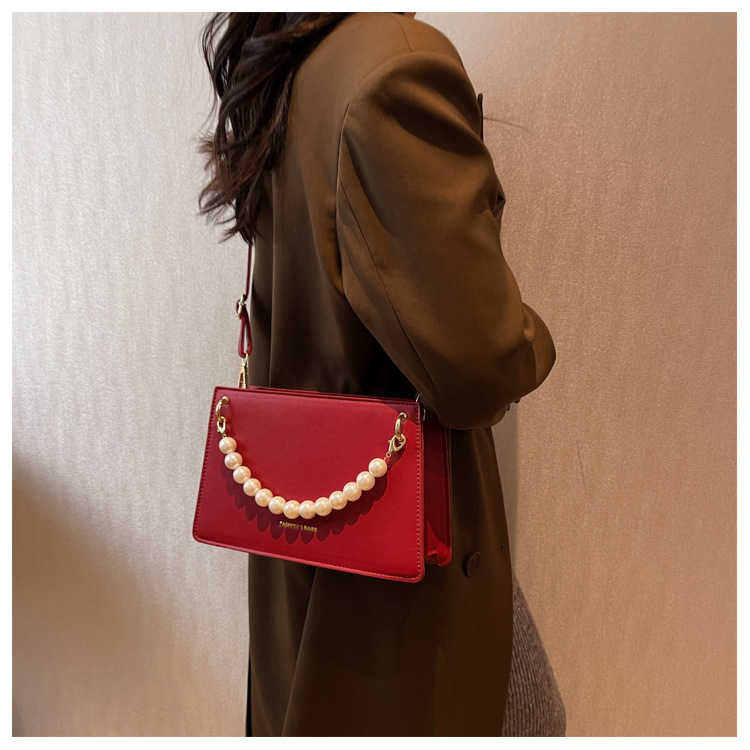 Women's Small Pu Leather Solid Color Elegant Pearls Zipper Shoulder Bag display picture 2