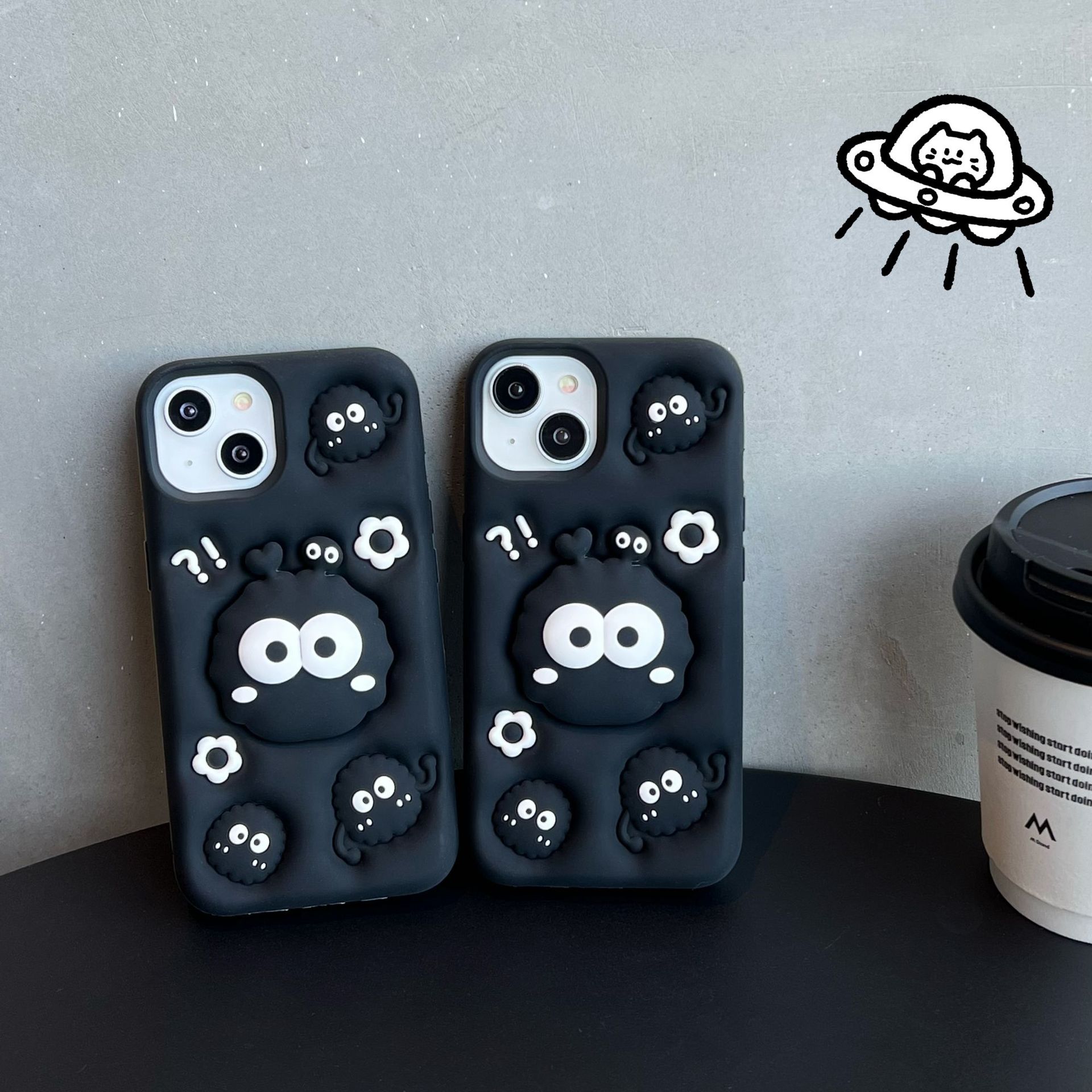 適用蘋果15pro支架煤球手機殼iPhone14/13/12promax硅膠卡通搞怪
