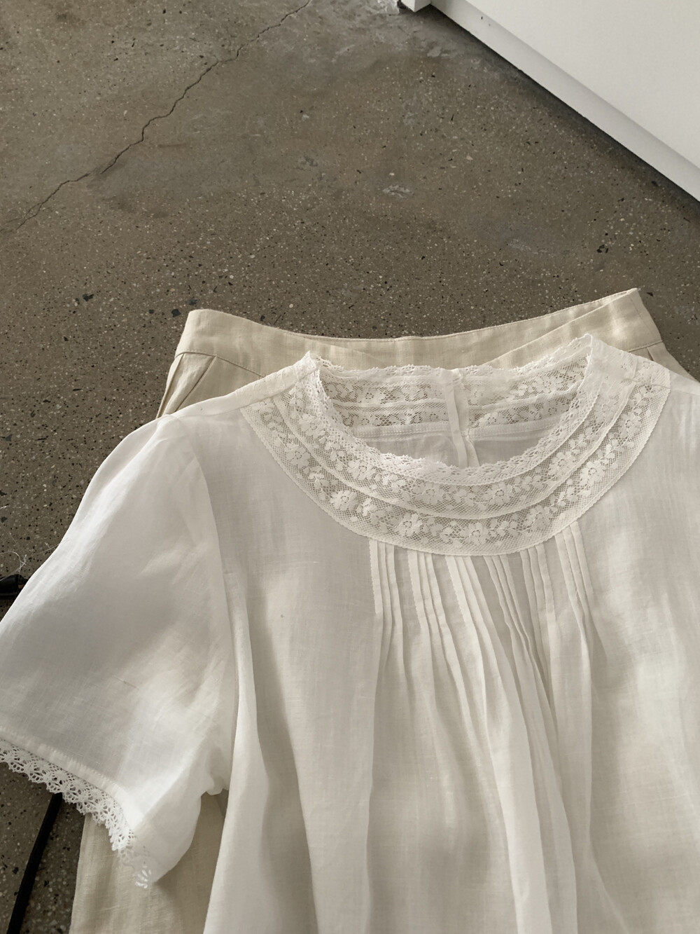 Áo sơ mi nữ tay ngắn phối ren cổ điển chất liệu tơ tằm linen — trắng ngà chi tiết 12