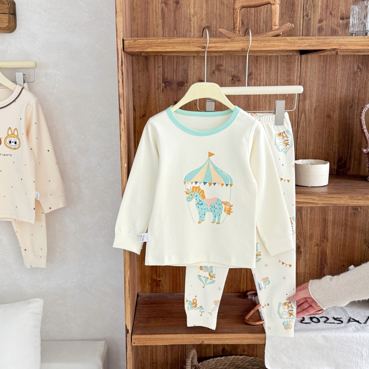 Pijamas infantiles de terciopelo de invierno calentador conjunto de ropa interior sin hueso engrosado chaqueta de otoño para niños y niñas pantalones de otoño para bebés ropa para el hogar
