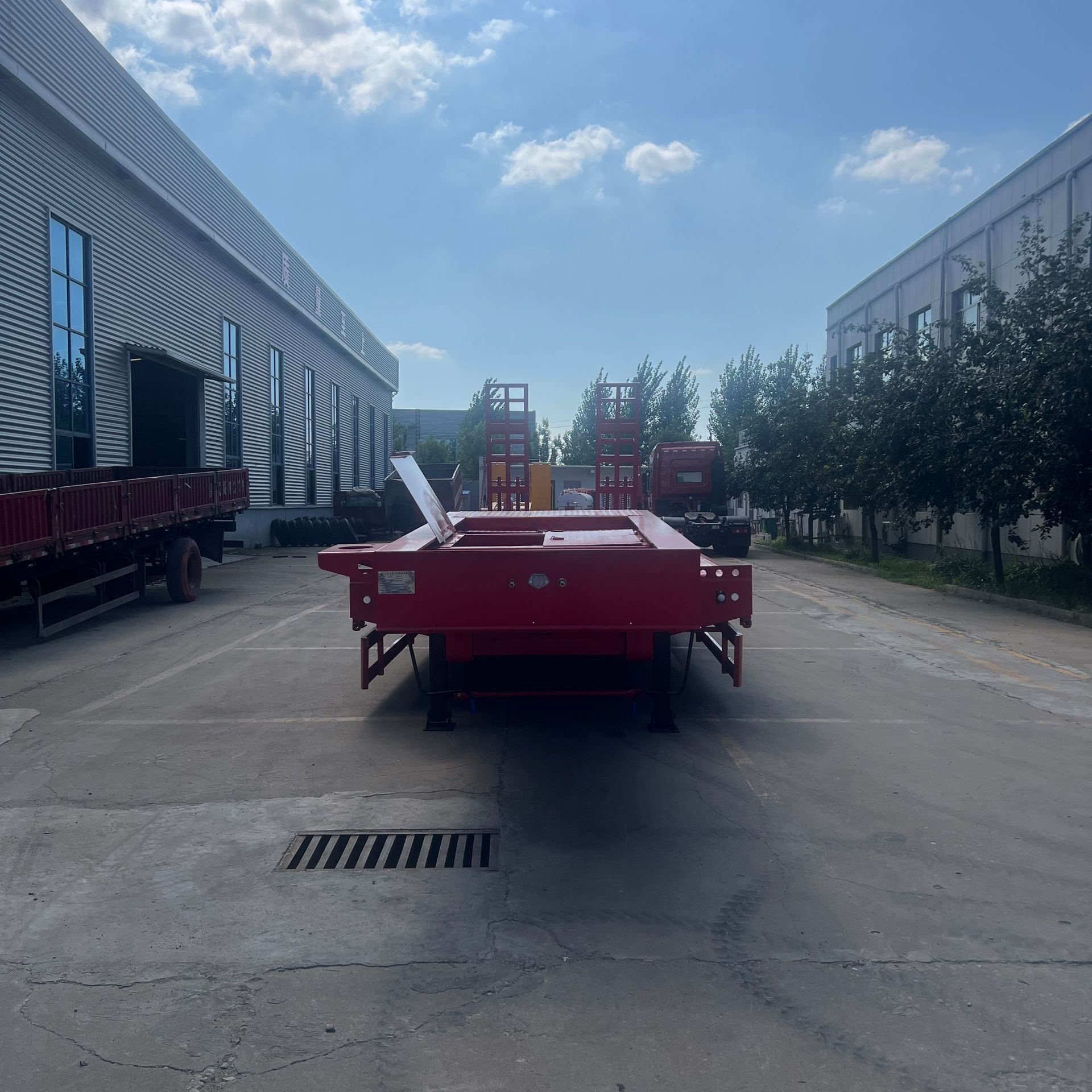 Source Factory Supplies Wholesale Heavy-Duty Low-Bed Engineering Machinery Trailers and Semi-Trailers to Southeast Asia, Middle East, and Africa