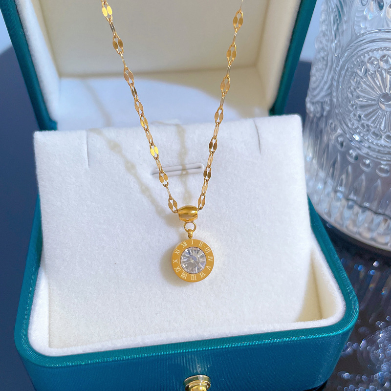 Collana con pendente in zirconi incisi con numeri romaniGioielli delicati_voghion.com