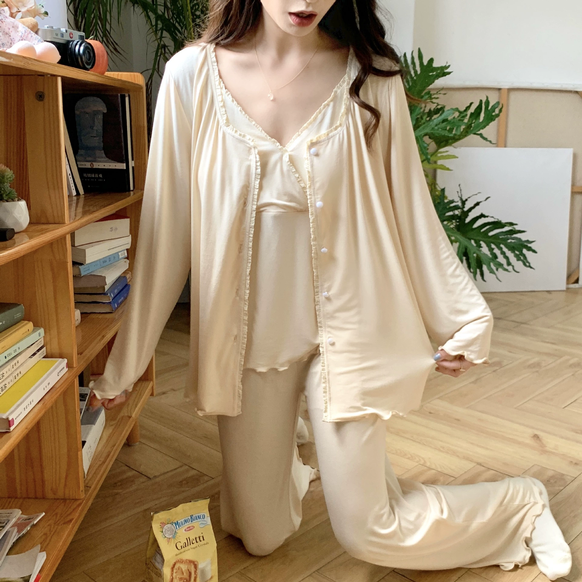 Modelo embarazada usando el pijama en ambiente doméstico
