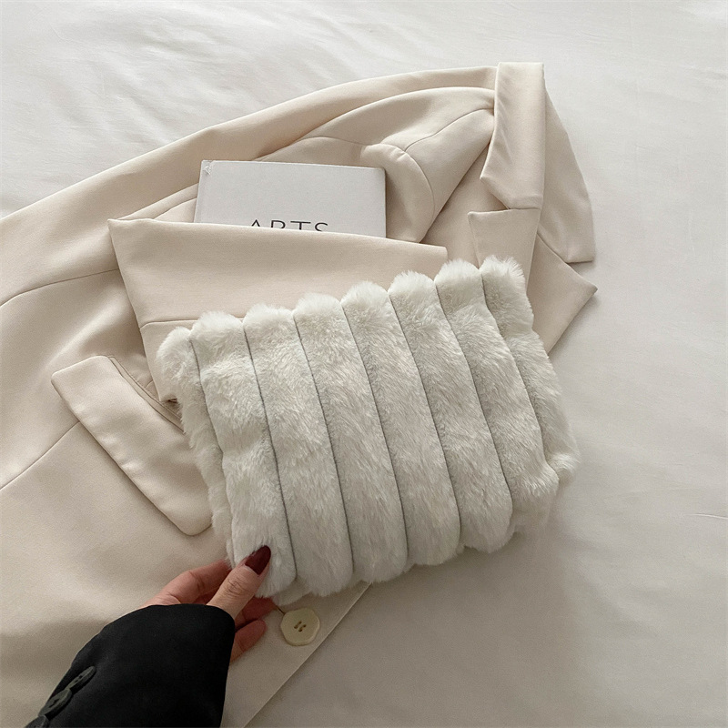 Otoño y invierno nicho versátil nuevo peluche 2024 nuevo este año popular bolso de cambio bolso de mano bolso de mujer