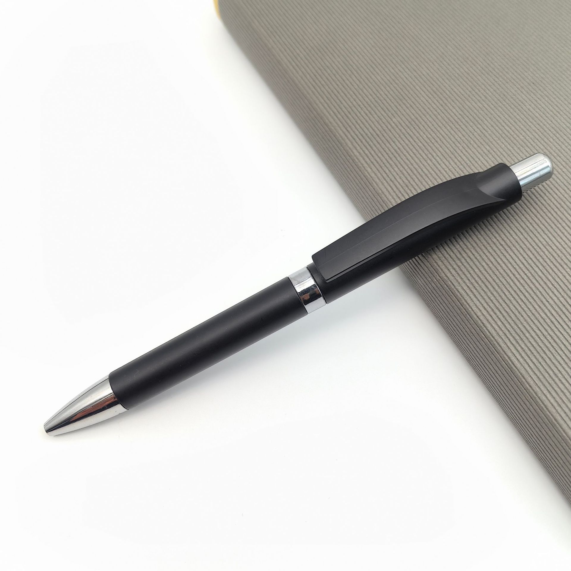 Bolígrafo publicitario de color de presión de poste de pintura de plástico logotipo personalizado bolígrafo de regalo publicitario bolígrafo de hotel promocional