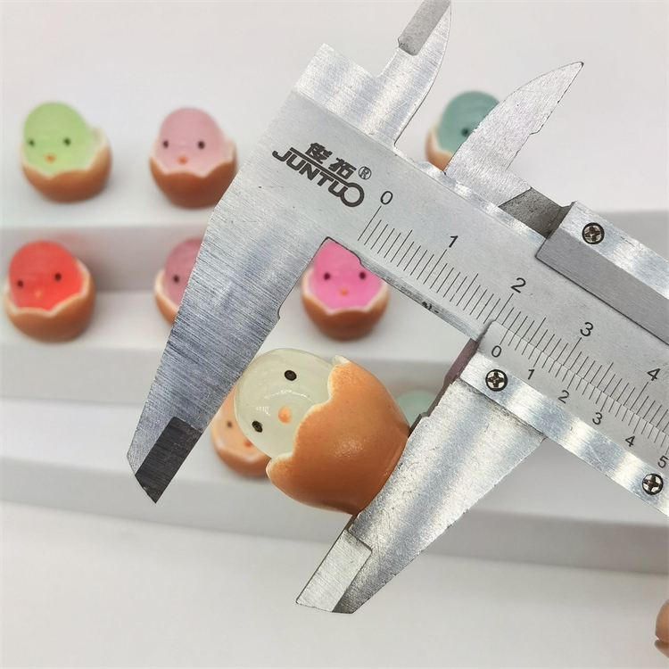 ぼうっとしている卵の殻の小さいニワトリの子の夜光が光る小物の子供の幼稚園のプレゼントの学生の小さい賞品の活動の贈り物