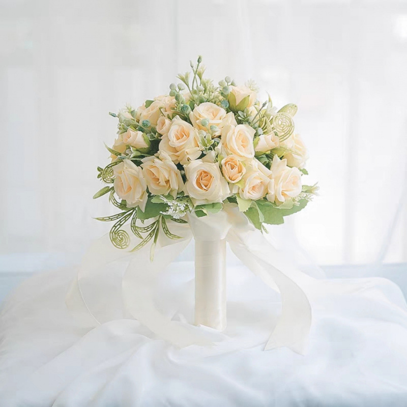 手に花を持つ新婦の韓国式結婚式の領収書のシミュレーションの花束の森系のウェディングドレスの撮影の道具の手に花をささげます。|undefined