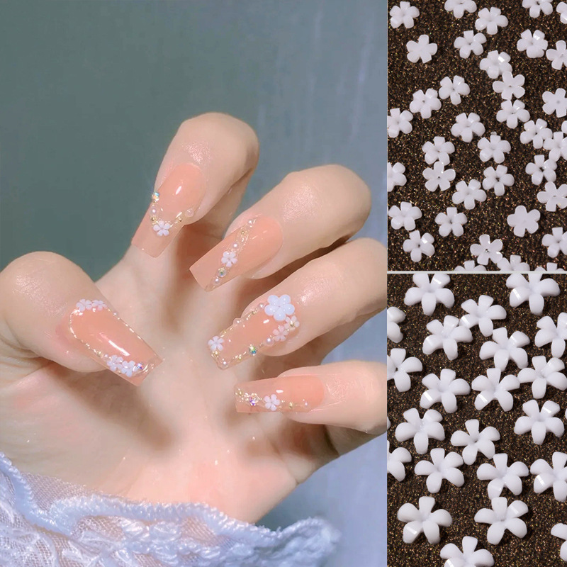 Popular manicura popular en línea pequeña flor blanca tamaño blanco mezclado flor de cinco pétalos con pequeña bola de acero tridimensional decoración de uñas de resina