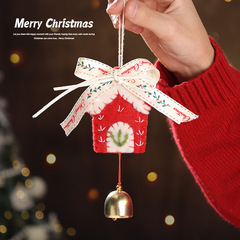 新しいクリスマスの装飾品の漫画の車は鈴の赤い果実のペンダントをつけて祝日を飾ってクリスマスの小さいプレゼントを飾ります。