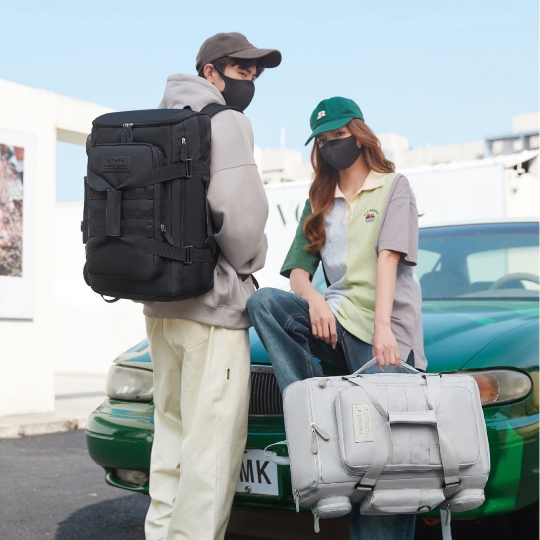 Capacious travel bag