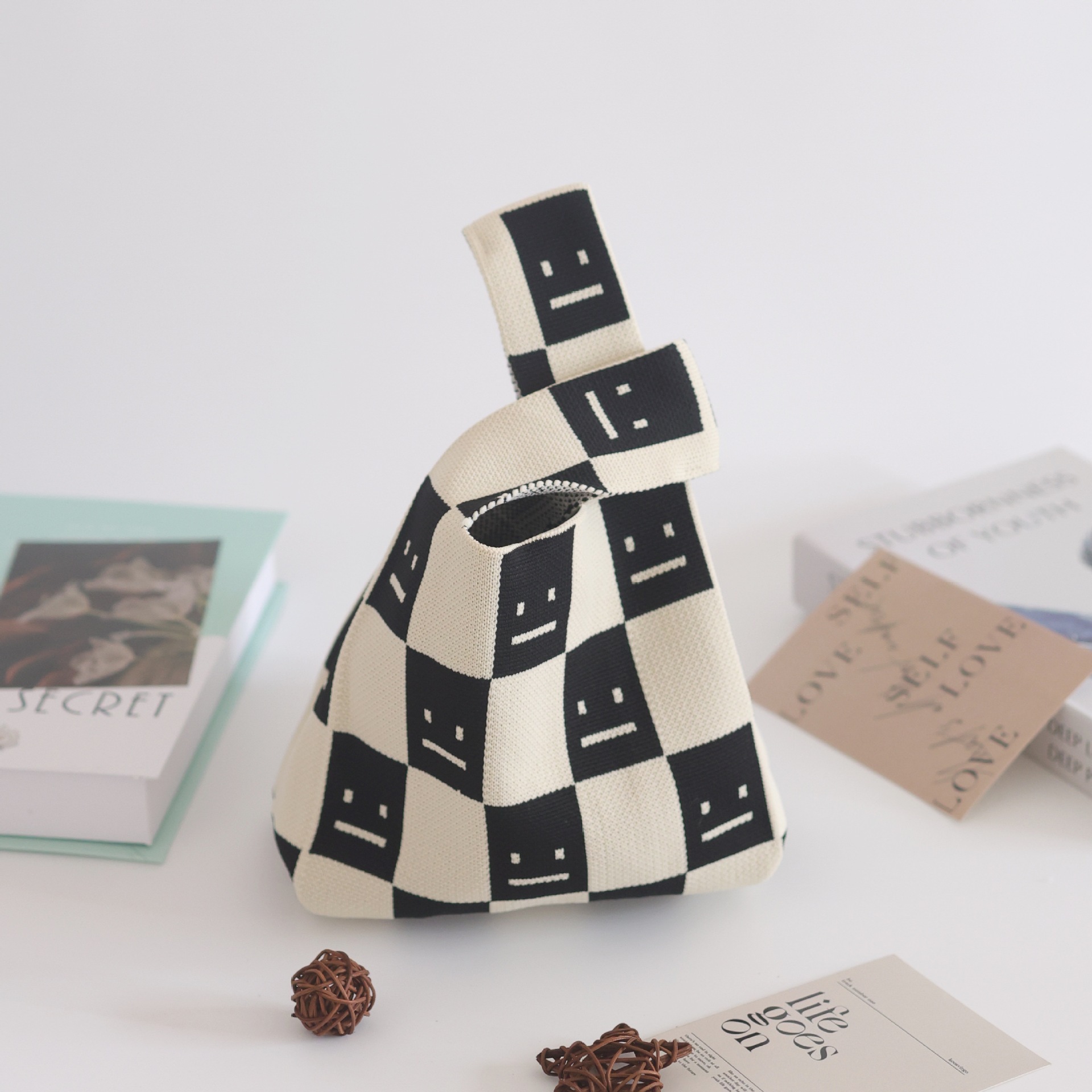 베이지색 체크무늬 웃는 얼굴