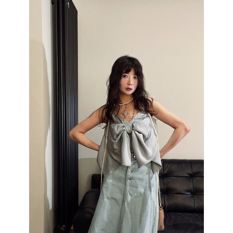 Designer women's clothing can be matched with a three-dimensional bow camisole with a sense of small dress.