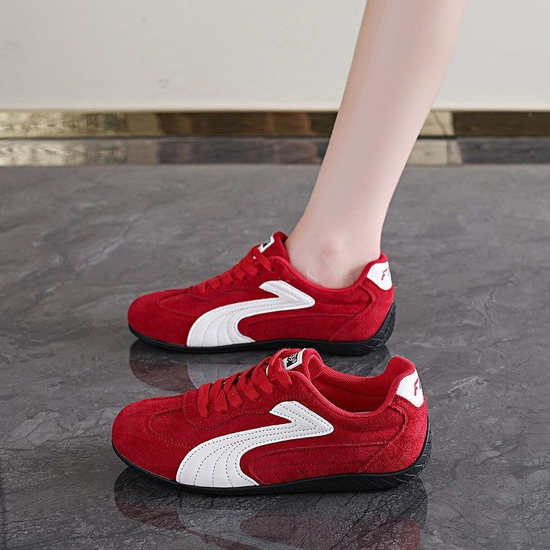 Zapatos de entrenamiento para mujeres verano de 2026 nuevo estilo coreano de tela plana para estudiantes de lazos deportivos zapatos blancos para mujeres en la tendencia