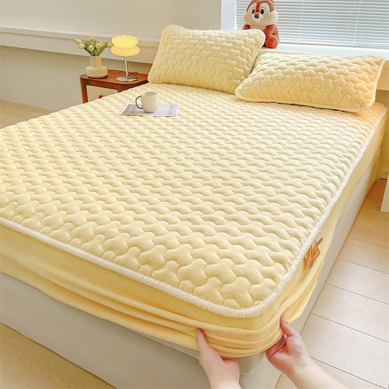 2024 invierno nuevo estilo color sólido color liso leche terciopelo acolchado juego de cama de tres piezas cálido funda protectora Simmons