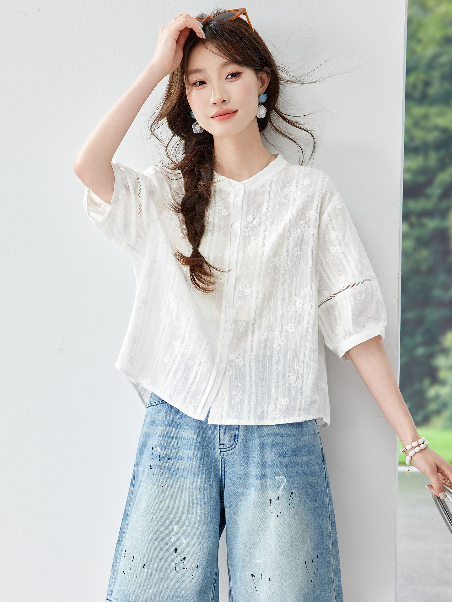 Artistic and Fresh Style Pure Cotton Embroidered Shirt for Women, New Summer Model with Round Neck and Three-Quarter Sleeves, Simple White Blouse, Base Shirt