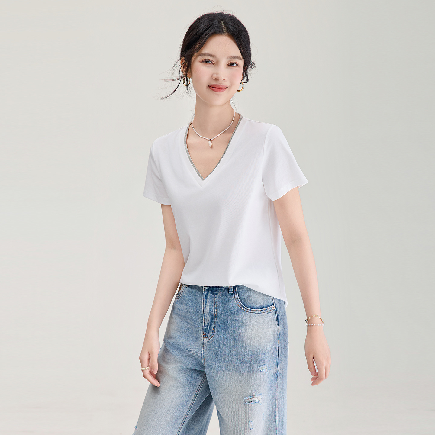 Áo thun nữ cổ V ngắn tay đính đá phong cách công sở — màu trắng