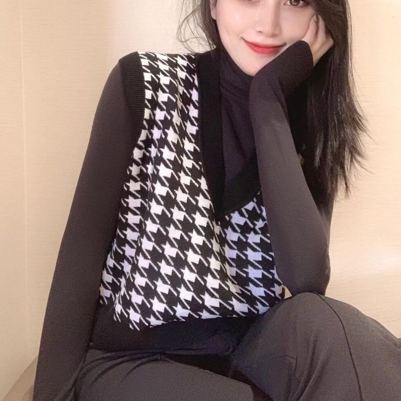 Nuevo chaleco de punto de lana sin mangas con cuello en V, versátil, en blanco y negro con estampado de pata de gallo, para mujer, de la colección de ropa femenina de Brother para la primavera y el otoño de 2024.