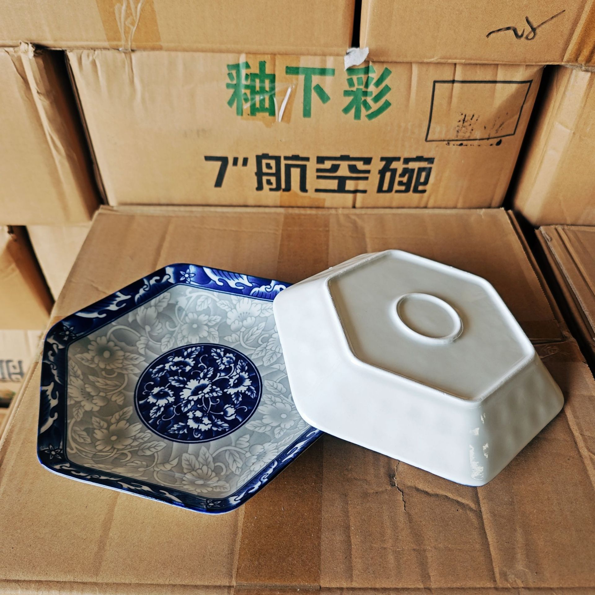 Comercio electrónico al por mayor de impresión verde cuencos y platos de cerámica se adaptan a las necesidades diarias vajilla de porcelana azul y blanca dos yuanes más que el suministro de la tienda