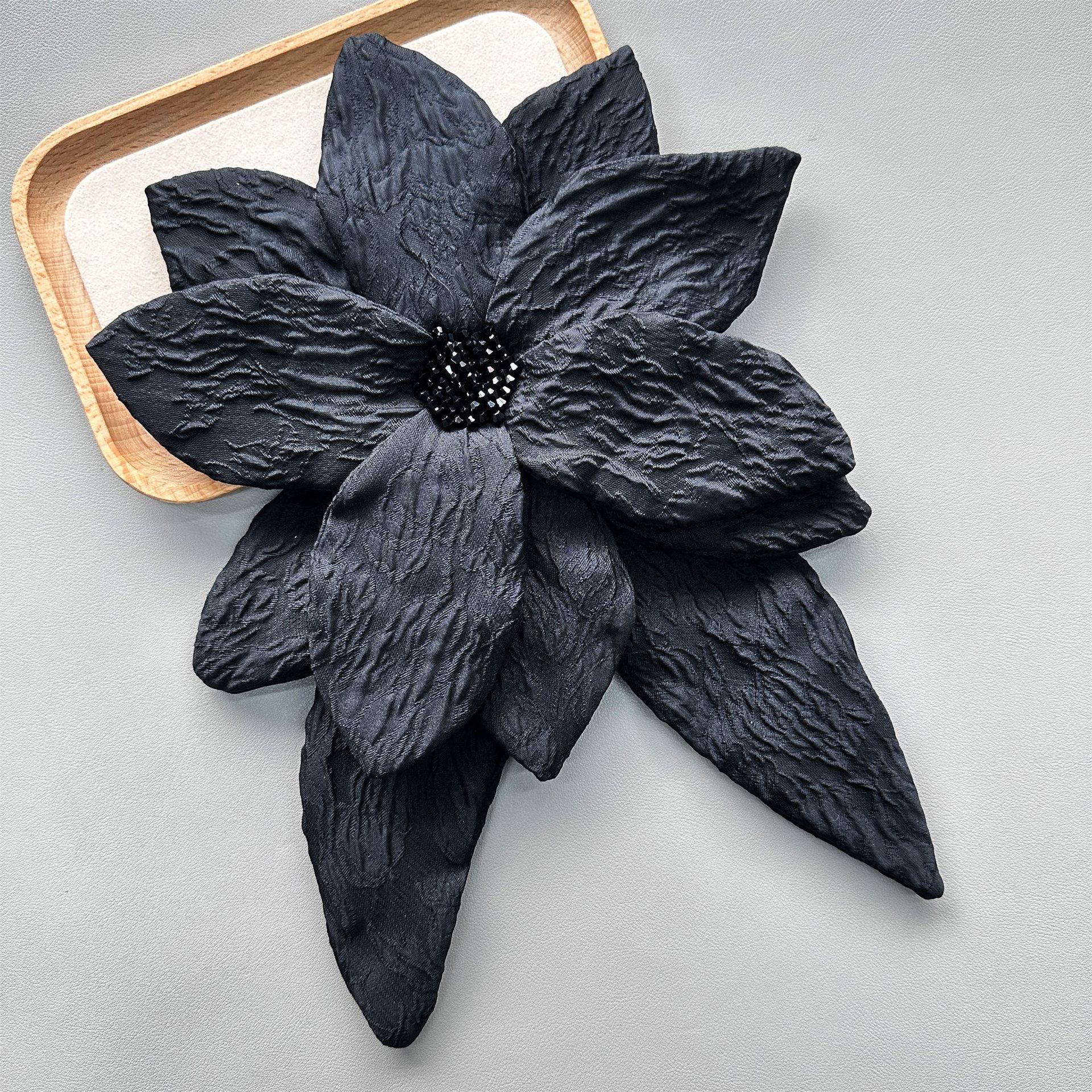 Venta al por mayor directa de vestidos plisados pequeños de nuevo estilo para mujer, con apliques florales grandes y accesorios de decoración para vestidos con cuentas DIY. image 7
