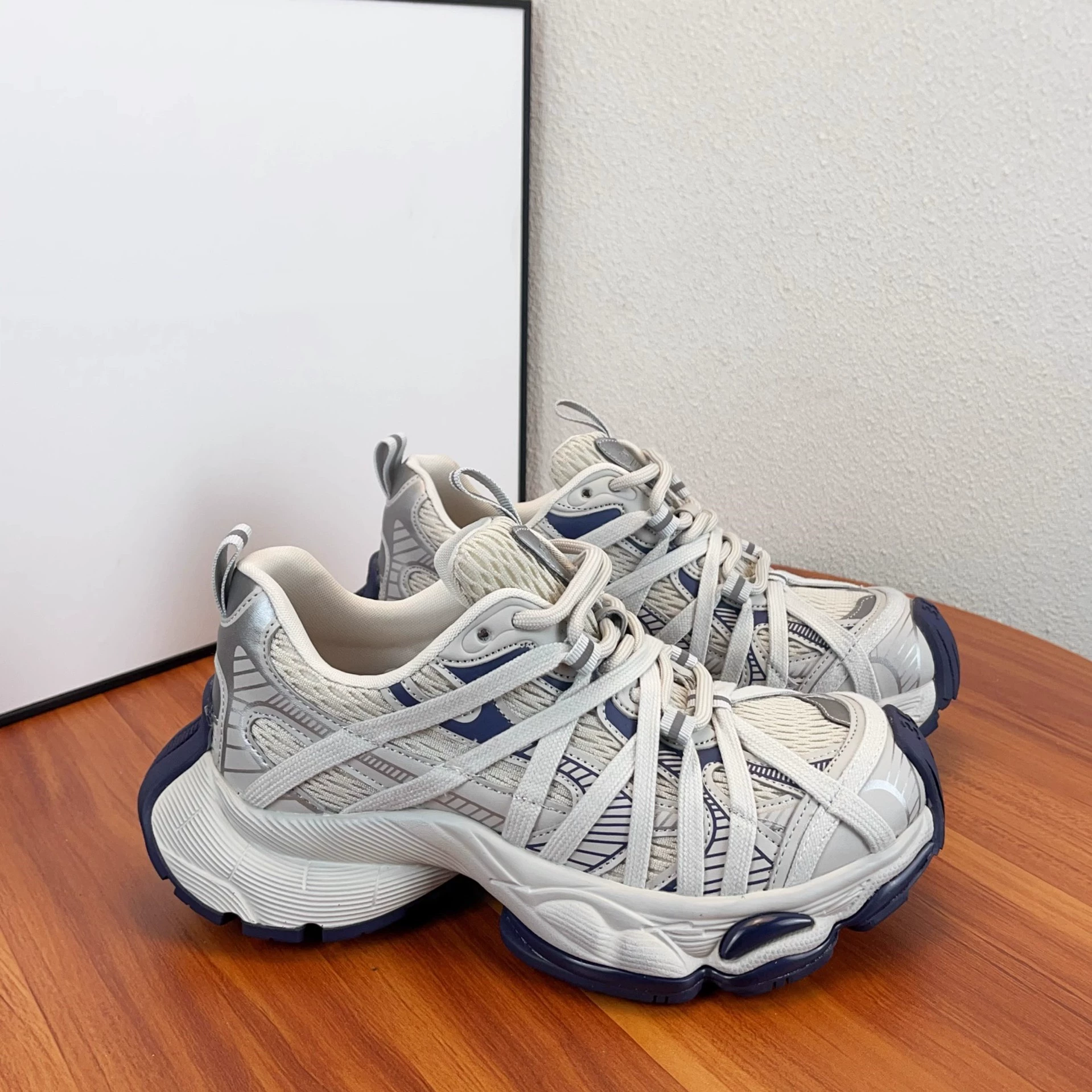 Парижская мода толстая подошва папочка обувь женский 2025 новый человек-паук ремешок дышащие повседневные кроссовки