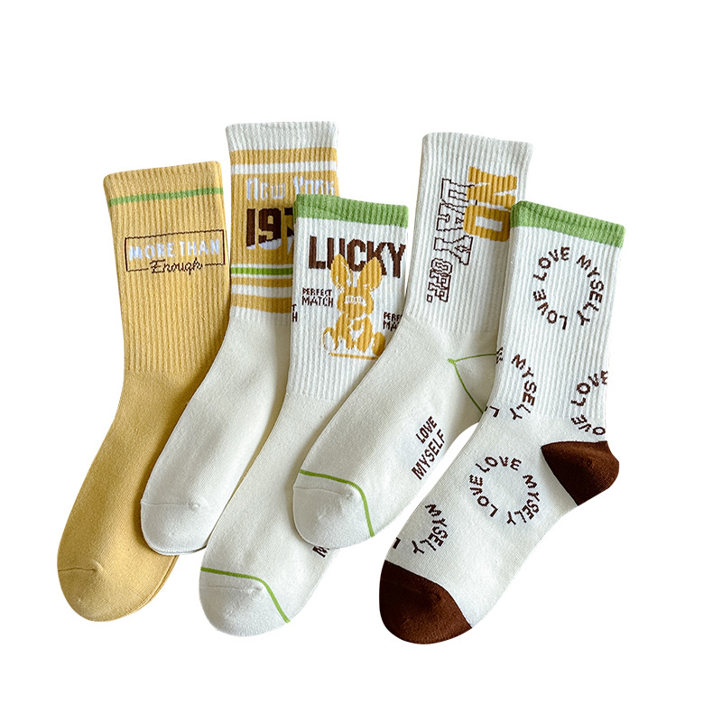 Calcetines de algodón de color puro Mediados de la pantorrilla de las mujeres Otoño e invierno Letras blancas Calcetines de marea de alta elástico Calcetines deportivos al por mayor