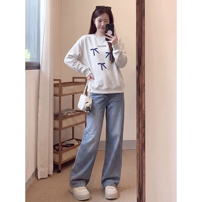 Spring and Autumn Maternity Outfit 2026: Bowknot Print Sweatshirt and Jeans Set for Maternity Checkups and Commuting, Stylish and Trendy Spring and Autumn Maternity Outfit 2026: Bowknot Print Sweatshirt and Jeans Set for Maternity Checkups and Commuting, Stylish and Trendy