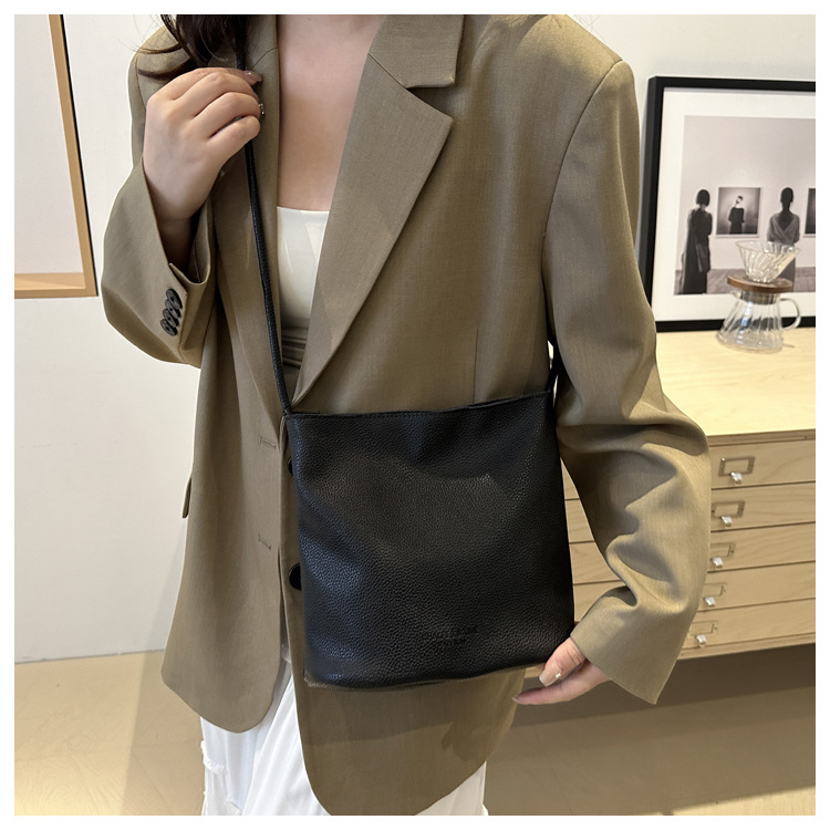 Solid-color simple single-shoulder casual. This year, the retro large-capacity 2024 new autumn crossbody bucket bag for women is in vogue undefined