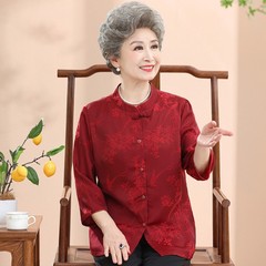 中高年の婦人服のおばあさんは夏服のシャツを着ます。